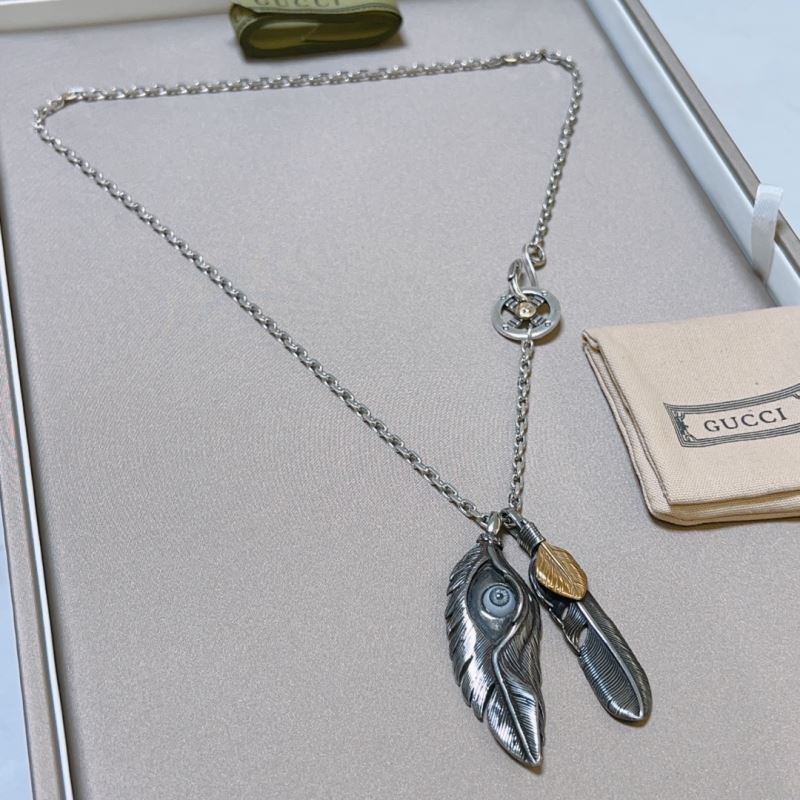 G*u*i necklaces